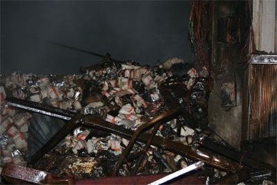 Những hình ảnh tan hoang sau vụ cháy hơn 4 tiếng - 12 Những hình ảnh tan hoang sau vụ cháy hơn 4 tiếng - 12