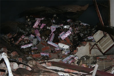 Những hình ảnh tan hoang sau vụ cháy hơn 4 tiếng - 13 Những hình ảnh tan hoang sau vụ cháy hơn 4 tiếng - 13