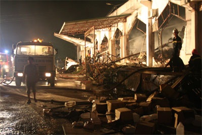 Những hình ảnh tan hoang sau vụ cháy hơn 4 tiếng - 5 Những hình ảnh tan hoang sau vụ cháy hơn 4 tiếng - 5