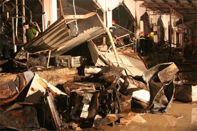 Những hình ảnh tan hoang sau vụ cháy hơn 4 tiếng - 6 Những hình ảnh tan hoang sau vụ cháy hơn 4 tiếng - 6