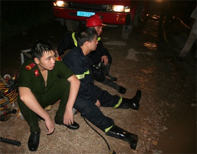 Những hình ảnh tan hoang sau vụ cháy hơn 4 tiếng - 20 Những hình ảnh tan hoang sau vụ cháy hơn 4 tiếng - 20