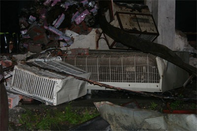 Những hình ảnh tan hoang sau vụ cháy hơn 4 tiếng - 10 Những hình ảnh tan hoang sau vụ cháy hơn 4 tiếng - 10