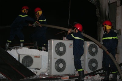 Những hình ảnh tan hoang sau vụ cháy hơn 4 tiếng - 7 Những hình ảnh tan hoang sau vụ cháy hơn 4 tiếng - 7