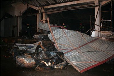 Những hình ảnh tan hoang sau vụ cháy hơn 4 tiếng - 8 Những hình ảnh tan hoang sau vụ cháy hơn 4 tiếng - 8