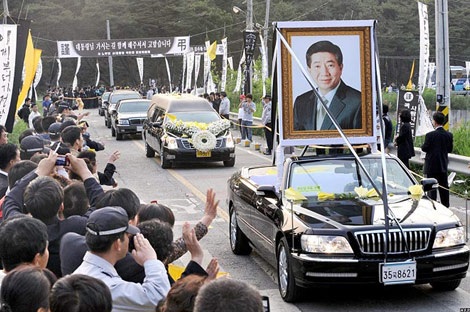 Chùm ảnh: Biển người khóc thương cựu Tổng thống Hàn Quốc - 18