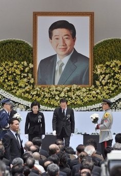 Chùm ảnh: Biển người khóc thương cựu Tổng thống Hàn Quốc - 16