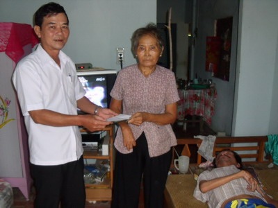 Quỹ nhân ái đến với mẹ con bà Nguyễn Thị Mận - 1