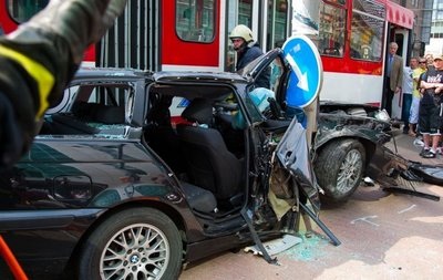 Lấn đường xe điện, BMW gần đứt đôi - 9 Lấn đường xe điện, BMW gần đứt đôi - 9