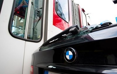 Lấn đường xe điện, BMW gần đứt đôi - 10 Lấn đường xe điện, BMW gần đứt đôi - 10