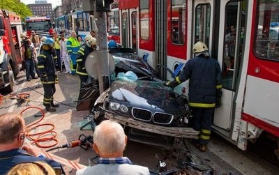 Lấn đường xe điện, BMW gần đứt đôi - 1 Lấn đường xe điện, BMW gần đứt đôi - 1
