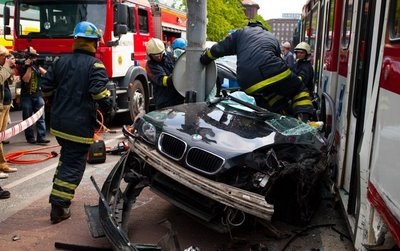 Lấn đường xe điện, BMW gần đứt đôi - 8 Lấn đường xe điện, BMW gần đứt đôi - 8