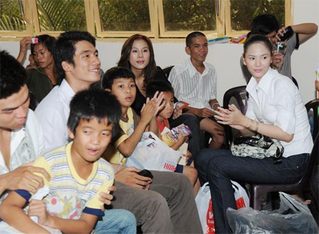 Siêu mẫu nhảy lò cò với các em nhỏ - 11 Siêu mẫu nhảy lò cò với các em nhỏ - 11
