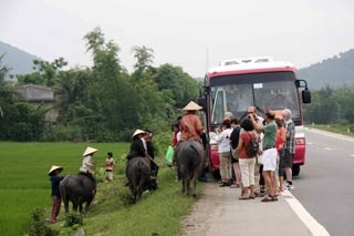 Cưỡi trâu... chụp ảnh, kiếm “đô” - 1 Cưỡi trâu... chụp ảnh, kiếm “đô” - 1