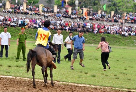 60 kỵ sỹ “chân đất” đọ tài trên núi - 8 60 kỵ sỹ “chân đất” đọ tài trên núi - 8