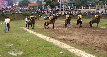 60 kỵ sỹ “chân đất” đọ tài trên núi - 3 60 kỵ sỹ “chân đất” đọ tài trên núi - 3