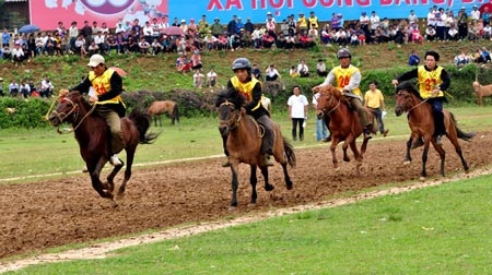 60 kỵ sỹ “chân đất” đọ tài trên núi - 4 60 kỵ sỹ “chân đất” đọ tài trên núi - 4