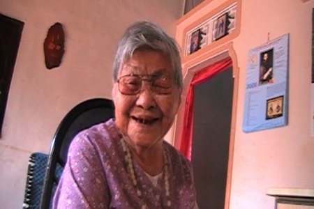 Bà cụ 97 tuổi mọc thêm răng, đen lại tóc  - 1