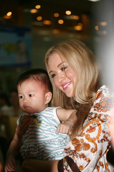 Hoa hậu thế giới 2008 nhận mặt “người cũ” - 5 Hoa hậu thế giới 2008 nhận mặt “người cũ” - 5