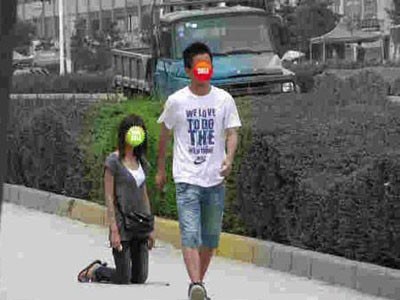 Cư dân mạng "kinh ngạc" vì hình nữ sinh quỳ gối xin tha thứ - 2 Cư dân mạng "kinh ngạc" vì hình nữ sinh quỳ gối xin tha thứ - 2