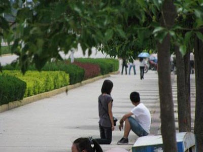 Cư dân mạng "kinh ngạc" vì hình nữ sinh quỳ gối xin tha thứ - 1 Cư dân mạng "kinh ngạc" vì hình nữ sinh quỳ gối xin tha thứ - 1