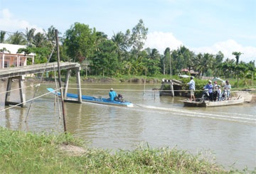Dỡ cầu cho xáng cạp đi qua… rồi “quên” sửa lại - 1