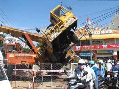 Xe cẩu lật, gần nửa thành phố mất điện - 1