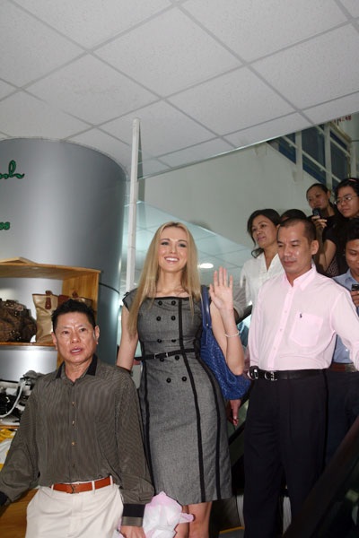 Hoa hậu thế giới 2008 gây “náo loạn” chợ Nga - 6 Hoa hậu thế giới 2008 gây “náo loạn” chợ Nga - 6