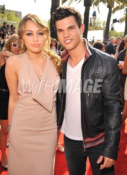 Nhộn nhịp "sao" trên thảm đỏ MTV Movie Awards - 12