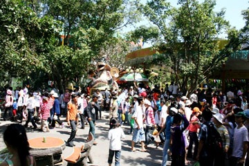 Sức mua ngày 1/6 giảm, khu vui chơi đông nghẹt - 2 Sức mua ngày 1/6 giảm, khu vui chơi đông nghẹt - 2