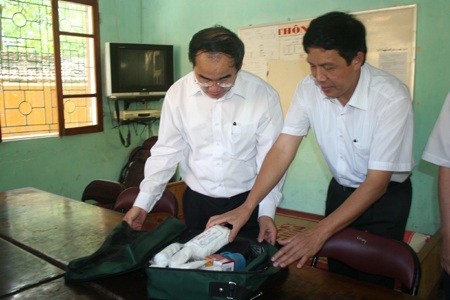 Bộ trưởng Nhân lo lắng cho sức khỏe thí sinh - 1 Bộ trưởng Nhân lo lắng cho sức khỏe thí sinh - 1