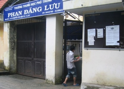 Người bán hủ tiếu vô tư ra vào trường thi - 1 Người bán hủ tiếu vô tư ra vào trường thi - 1