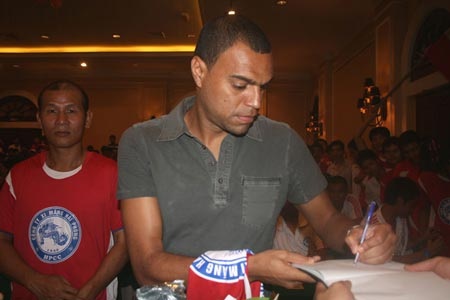 Chùm ảnh: Denilson tạo ra “cơn sốt” ở Hải Phòng - 2 Chùm ảnh: Denilson tạo ra “cơn sốt” ở Hải Phòng - 2