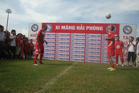 Chùm ảnh: Denilson tạo ra “cơn sốt” ở Hải Phòng - 6 Chùm ảnh: Denilson tạo ra “cơn sốt” ở Hải Phòng - 6