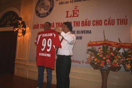 Chùm ảnh: Denilson tạo ra “cơn sốt” ở Hải Phòng - 4 Chùm ảnh: Denilson tạo ra “cơn sốt” ở Hải Phòng - 4