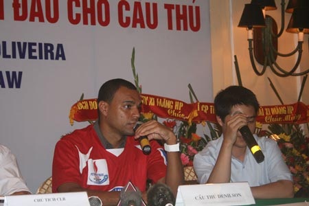 Chùm ảnh: Denilson tạo ra “cơn sốt” ở Hải Phòng - 1 Chùm ảnh: Denilson tạo ra “cơn sốt” ở Hải Phòng - 1