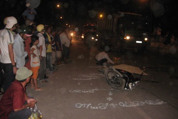 Một sinh viên bị xe đầu kéo cán chết - 1