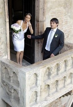 Chùm ảnh: “Romeo và Juliet” hiện đại kết hôn trên ban công xưa - 1 Chùm ảnh: “Romeo và Juliet” hiện đại kết hôn trên ban công xưa - 1