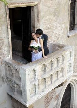 Chùm ảnh: “Romeo và Juliet” hiện đại kết hôn trên ban công xưa - 7 Chùm ảnh: “Romeo và Juliet” hiện đại kết hôn trên ban công xưa - 7