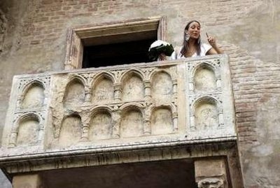 Chùm ảnh: “Romeo và Juliet” hiện đại kết hôn trên ban công xưa - 4 Chùm ảnh: “Romeo và Juliet” hiện đại kết hôn trên ban công xưa - 4