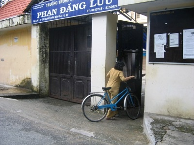 Người bán hủ tiếu vô tư ra vào trường thi - 2 Người bán hủ tiếu vô tư ra vào trường thi - 2