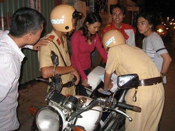 Cho phép CSGT mặc thường phục thi hành công vụ - 1 Cho phép CSGT mặc thường phục thi hành công vụ - 1