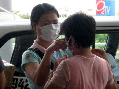 Nhộn nhịp thị trường khẩu trang phòng cúm A/H1N1 - 1 Nhộn nhịp thị trường khẩu trang phòng cúm A/H1N1 - 1