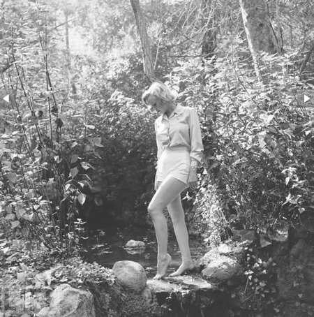 Ngắm những bức hình chưa công bố của Marilyn Monroe - 8 Ngắm những bức hình chưa công bố của Marilyn Monroe - 8