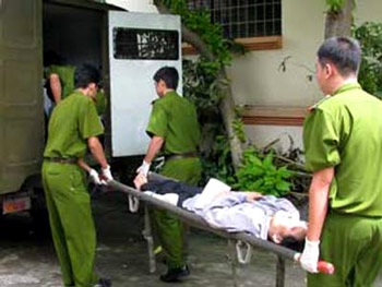 Khiêng… bị cáo đi xử án - 2 Khiêng… bị cáo đi xử án - 2