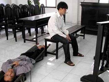 Khiêng… bị cáo đi xử án - 1 Khiêng… bị cáo đi xử án - 1