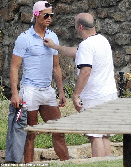 Cristiano Ronaldo diện thời trang… nữ tính - 3 Cristiano Ronaldo diện thời trang… nữ tính - 3