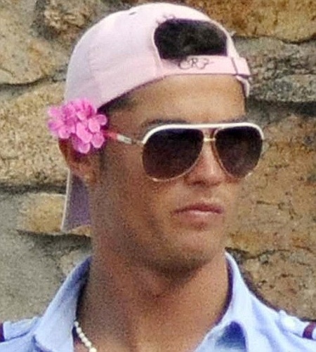 Cristiano Ronaldo diện thời trang… nữ tính - 1 Cristiano Ronaldo diện thời trang… nữ tính - 1