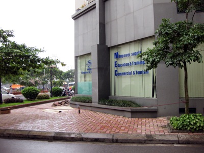 Một người đàn ông rơi từ tầng 7 khu Trung Hòa - Nhân Chính - 1 Một người đàn ông rơi từ tầng 7 khu Trung Hòa - Nhân Chính - 1