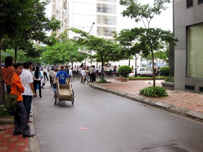 Một người đàn ông rơi từ tầng 7 khu Trung Hòa - Nhân Chính - 2 Một người đàn ông rơi từ tầng 7 khu Trung Hòa - Nhân Chính - 2