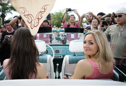 Hoa hậu Việt Nam và Hoa hậu thế giới bát phố trên xe cổ - 7